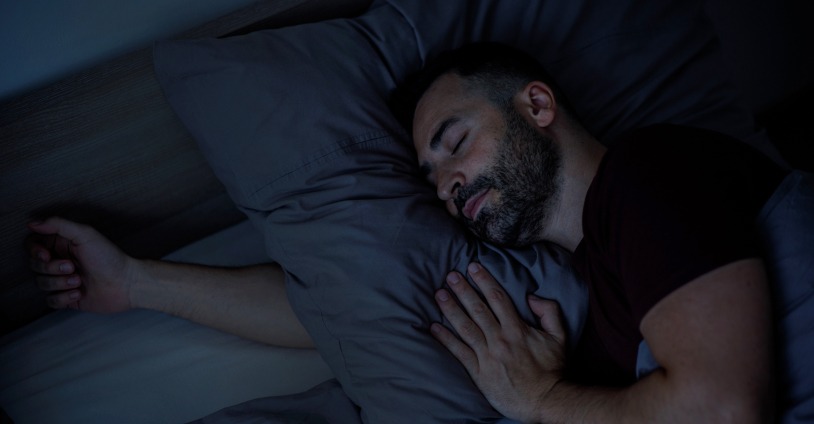 Comment les stores noircissantes peuvent vous aider à mieux dormir